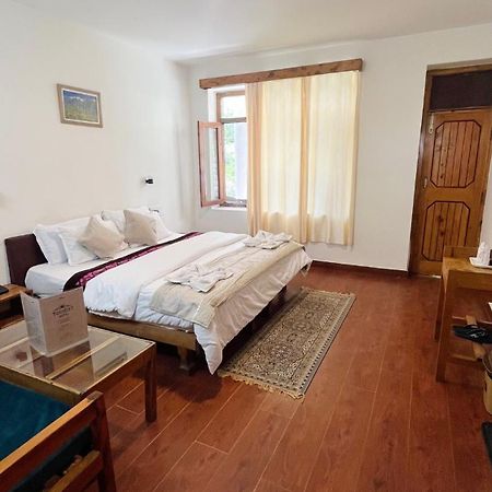 Tourist Hotel 10 Minutes Walking Distance From The Mall Manāli Kültér fotó