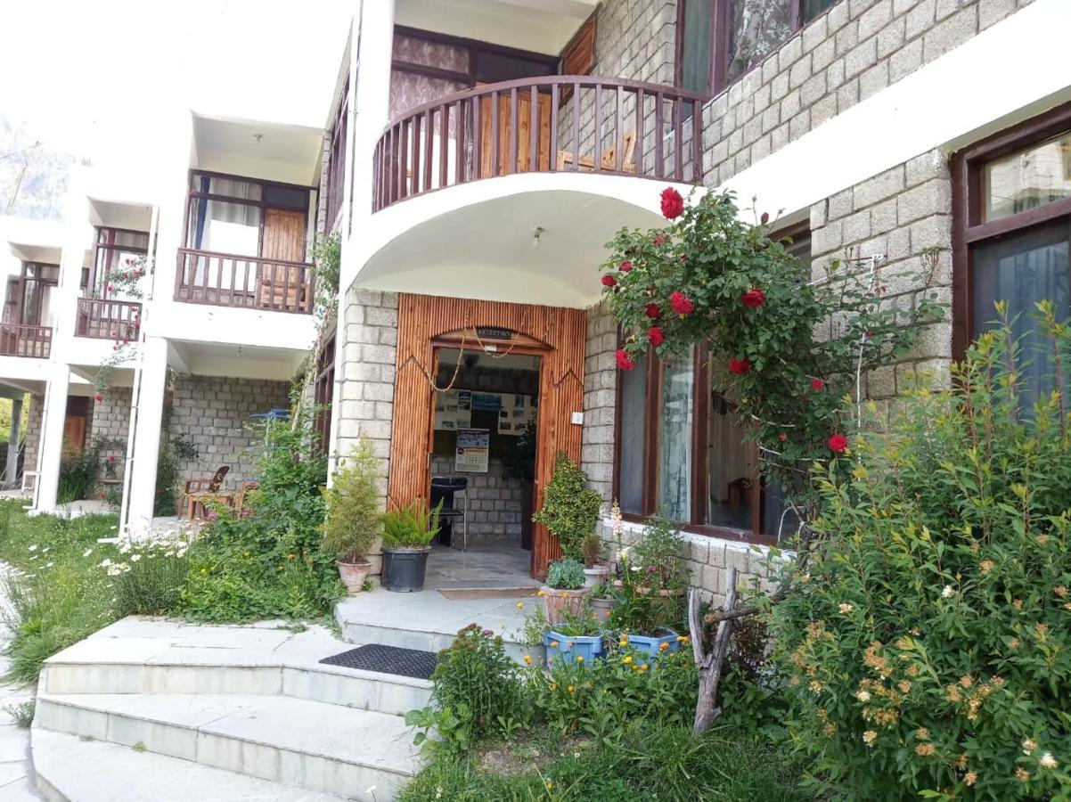 Tourist Hotel 10 Minutes Walking Distance From The Mall Manāli Kültér fotó