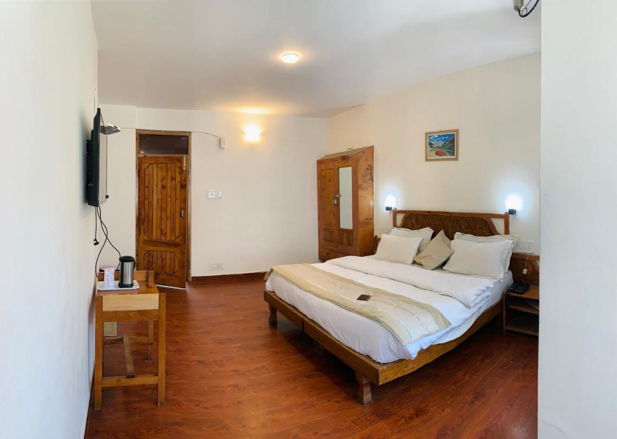 Tourist Hotel 10 Minutes Walking Distance From The Mall Manāli Kültér fotó