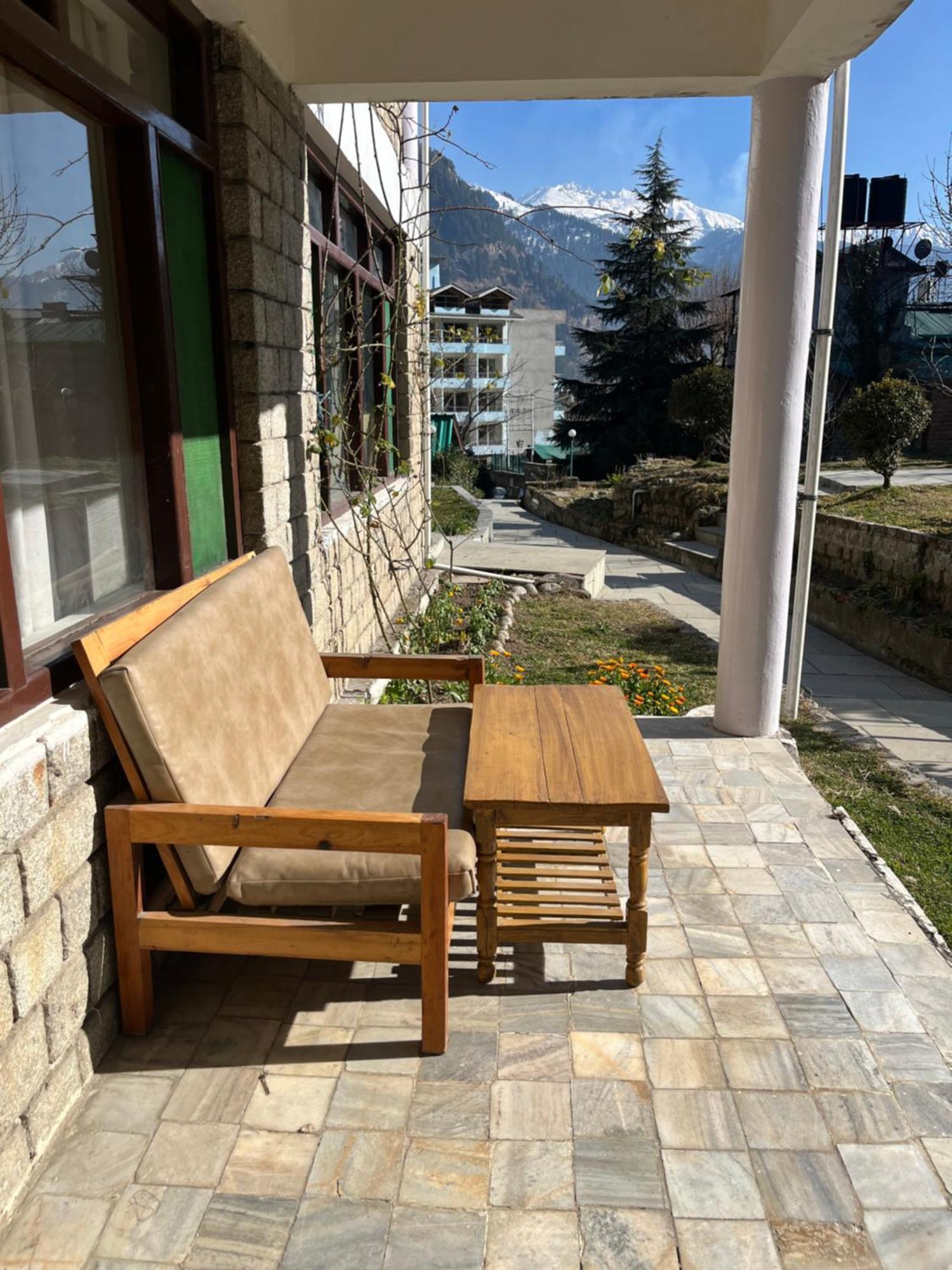 Tourist Hotel 10 Minutes Walking Distance From The Mall Manāli Kültér fotó