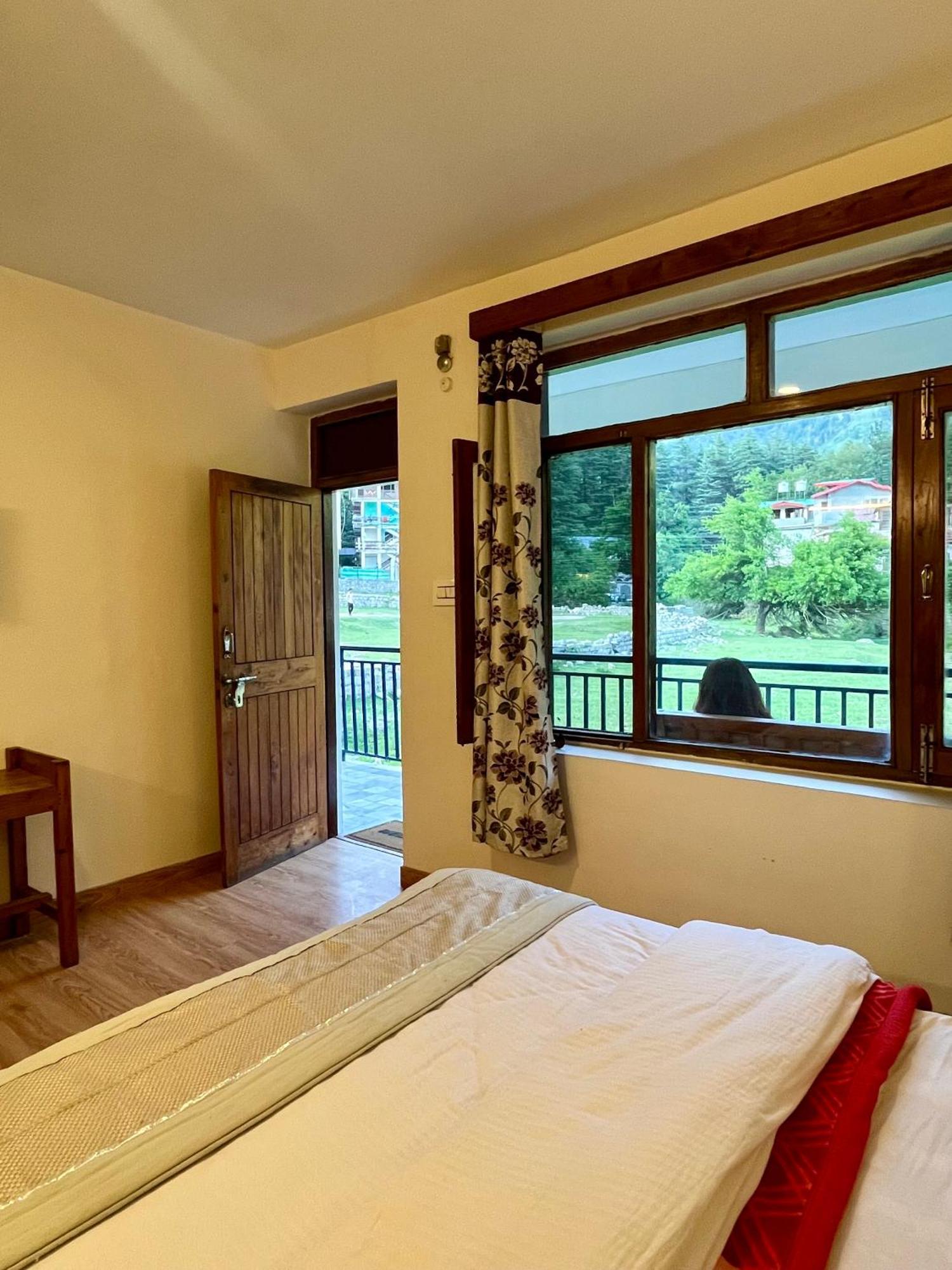 Tourist Hotel 10 Minutes Walking Distance From The Mall Manāli Kültér fotó