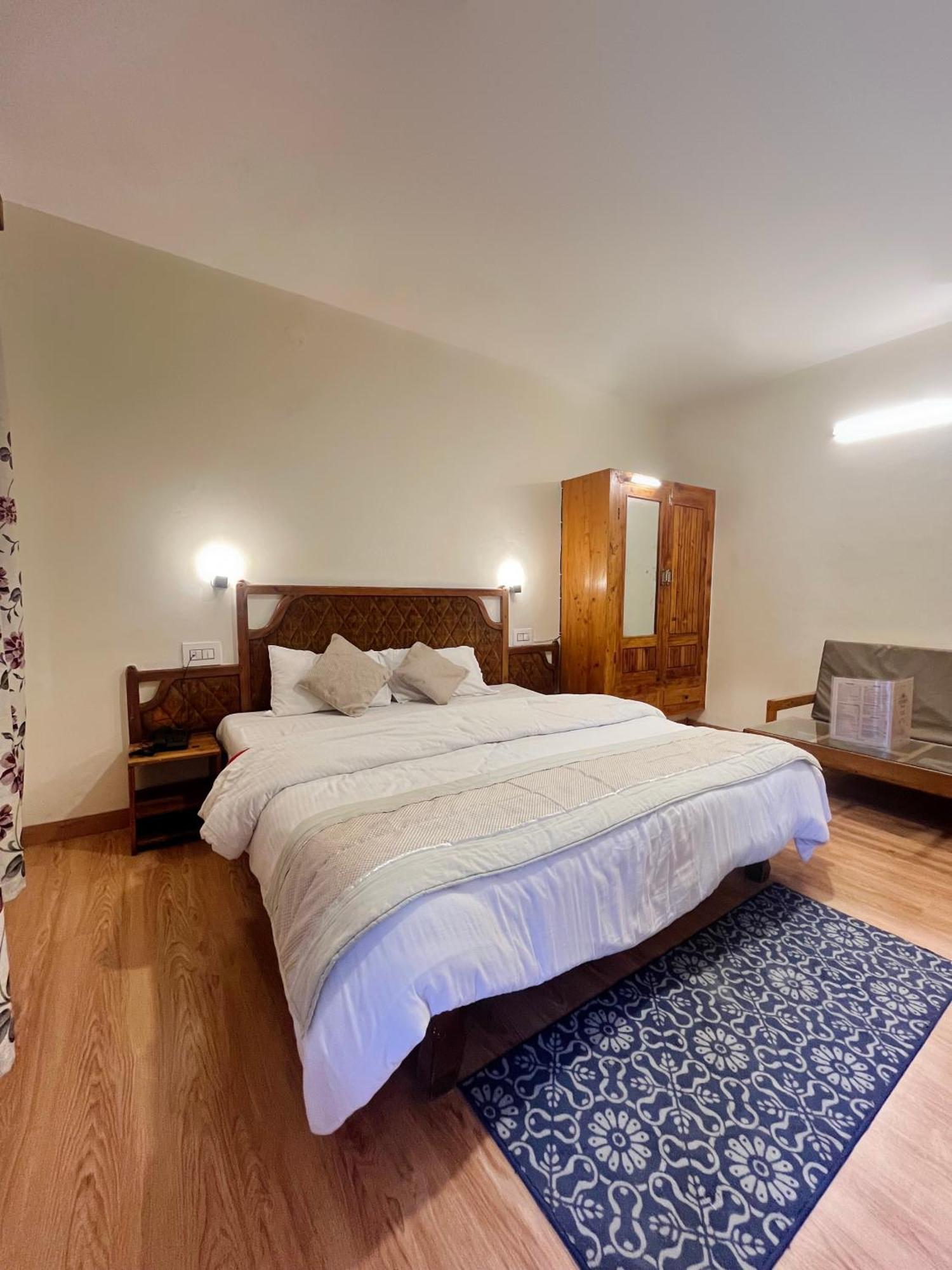 Tourist Hotel 10 Minutes Walking Distance From The Mall Manāli Kültér fotó