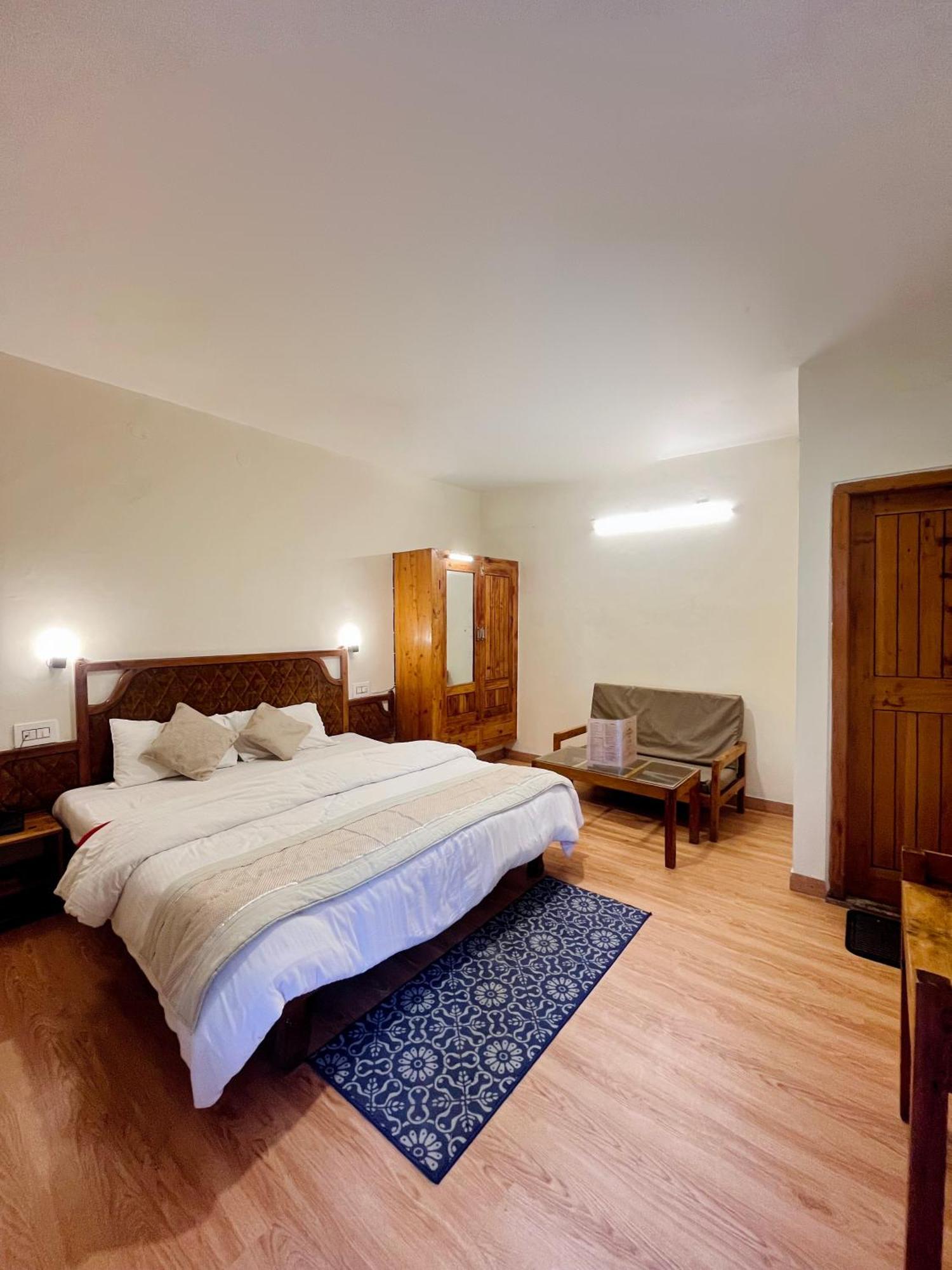 Tourist Hotel 10 Minutes Walking Distance From The Mall Manāli Kültér fotó