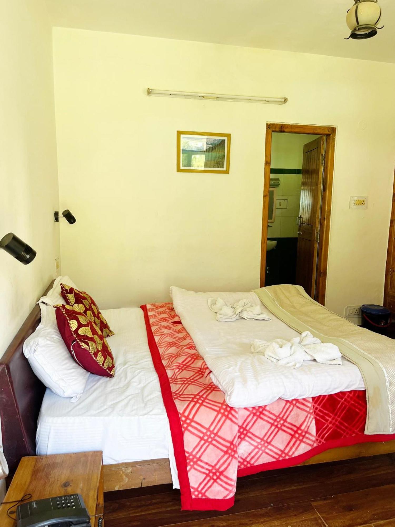 Tourist Hotel 10 Minutes Walking Distance From The Mall Manāli Kültér fotó