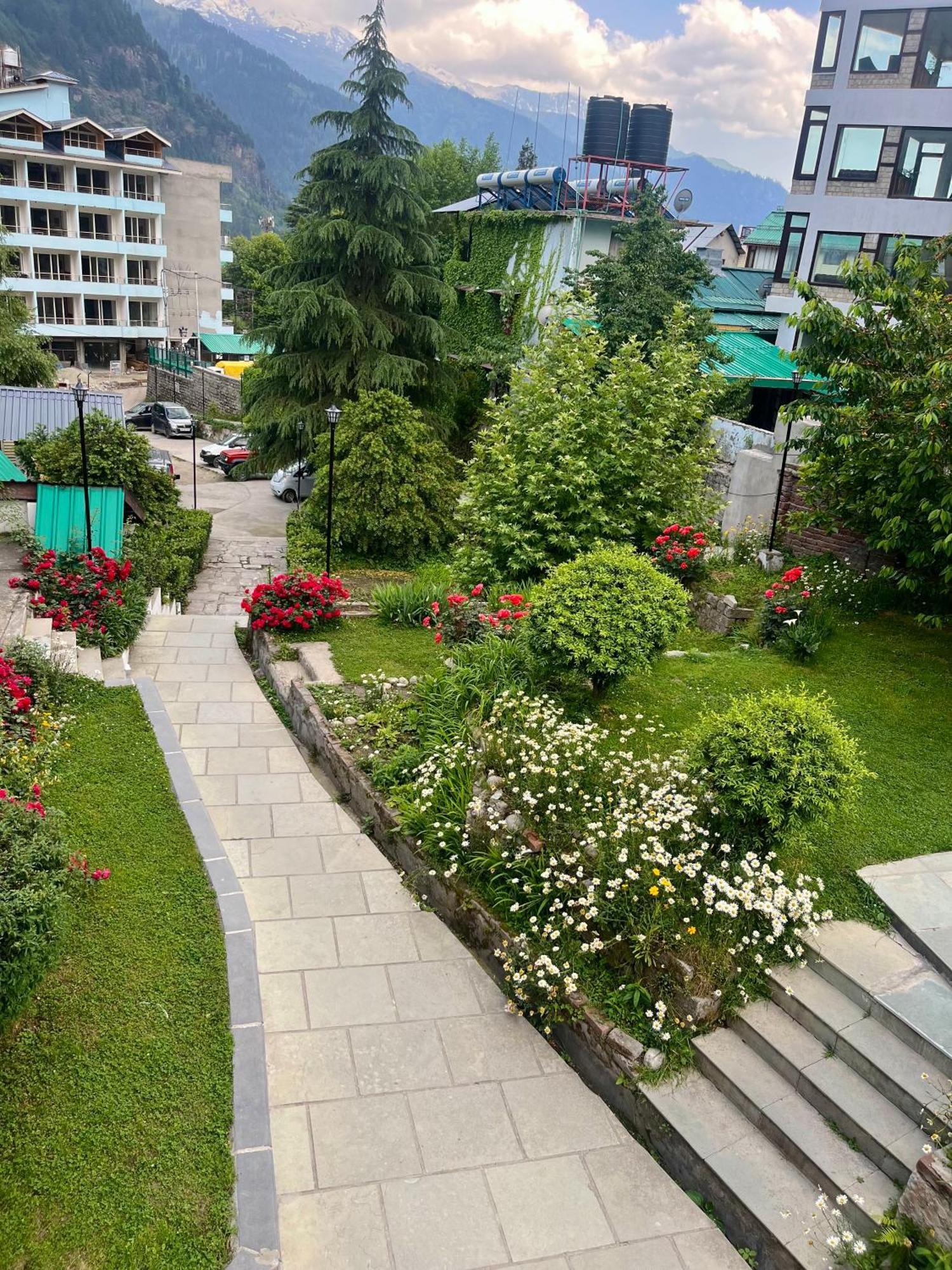 Tourist Hotel 10 Minutes Walking Distance From The Mall Manāli Kültér fotó