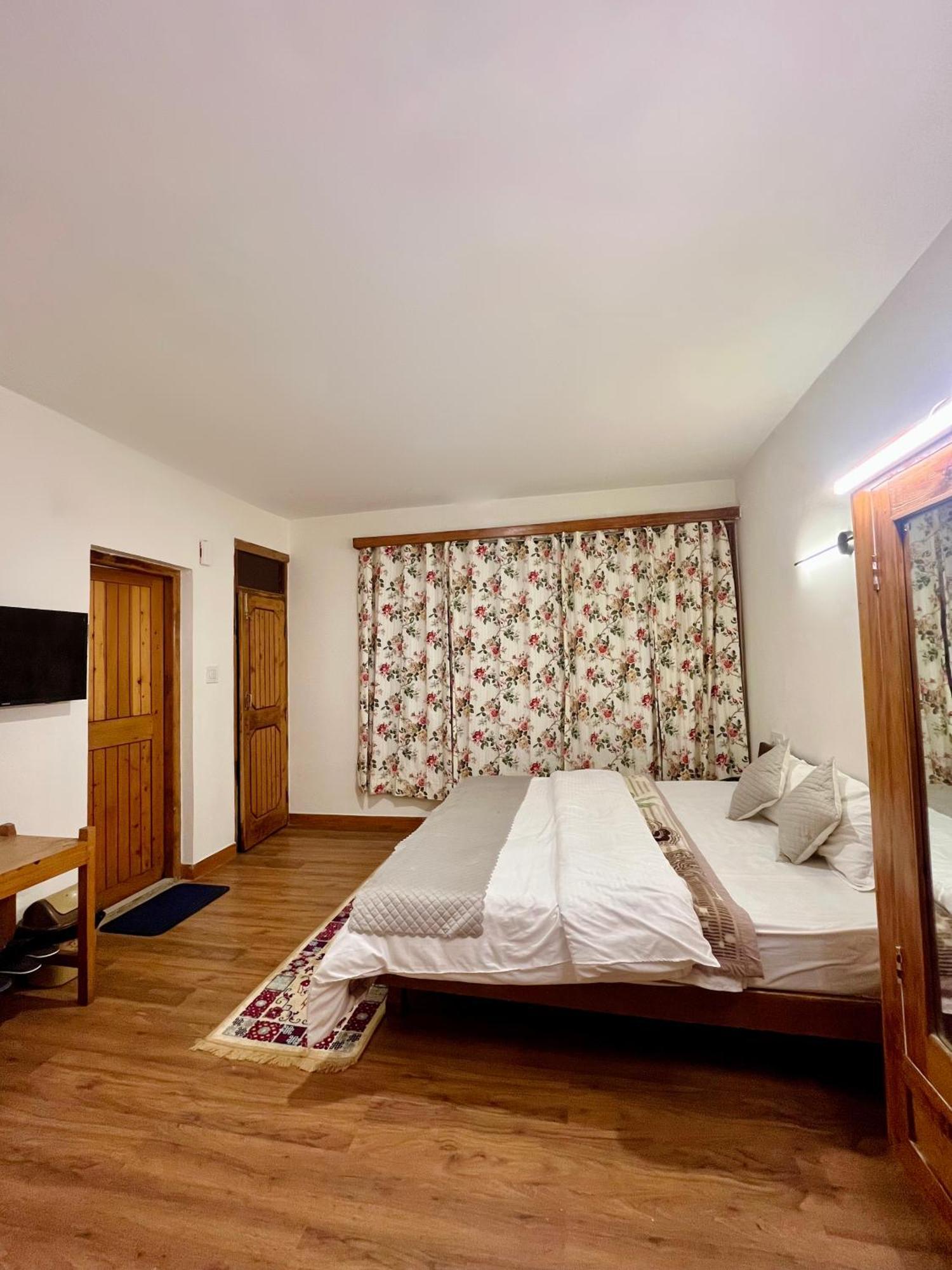 Tourist Hotel 10 Minutes Walking Distance From The Mall Manāli Kültér fotó