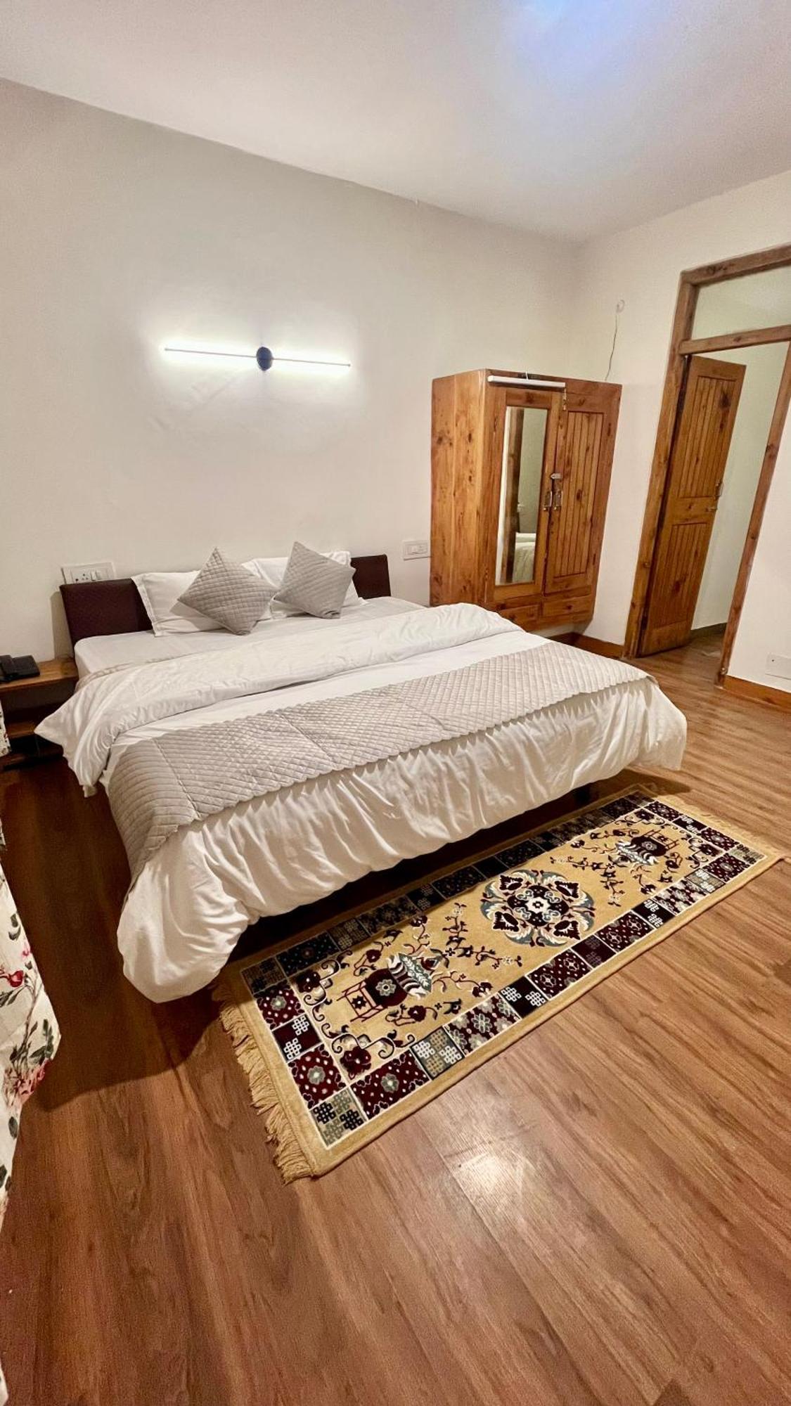 Tourist Hotel 10 Minutes Walking Distance From The Mall Manāli Kültér fotó