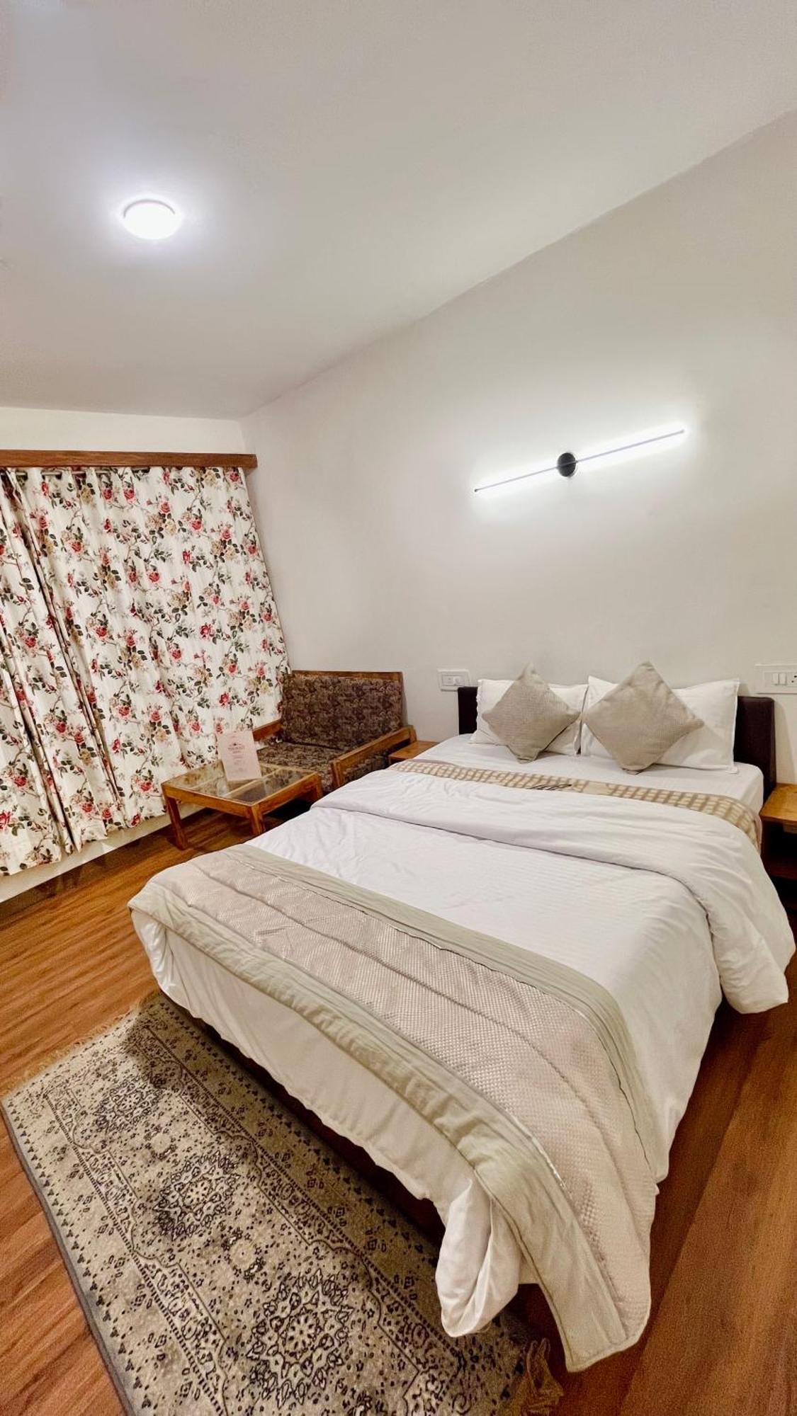Tourist Hotel 10 Minutes Walking Distance From The Mall Manāli Kültér fotó