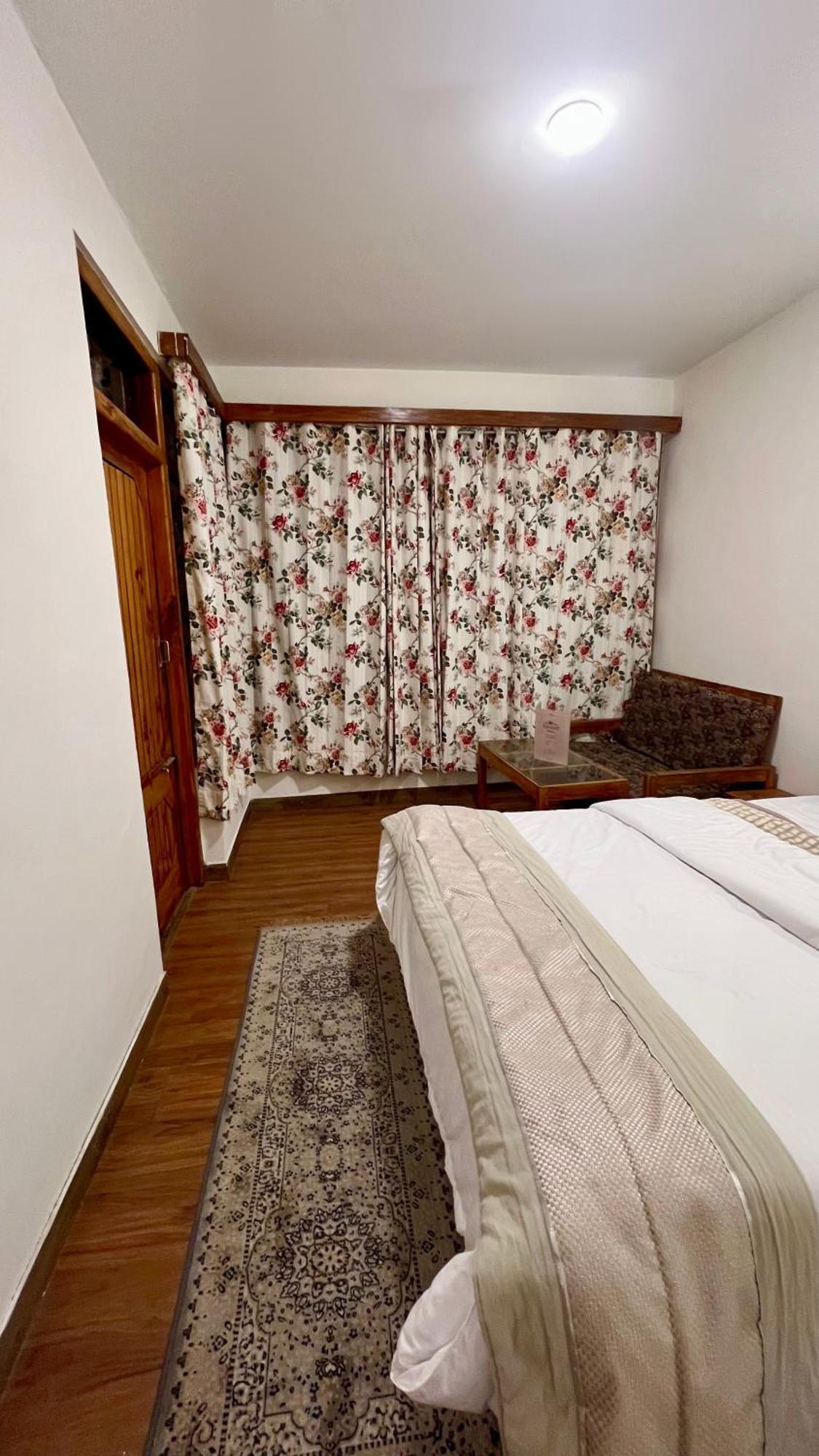 Tourist Hotel 10 Minutes Walking Distance From The Mall Manāli Kültér fotó