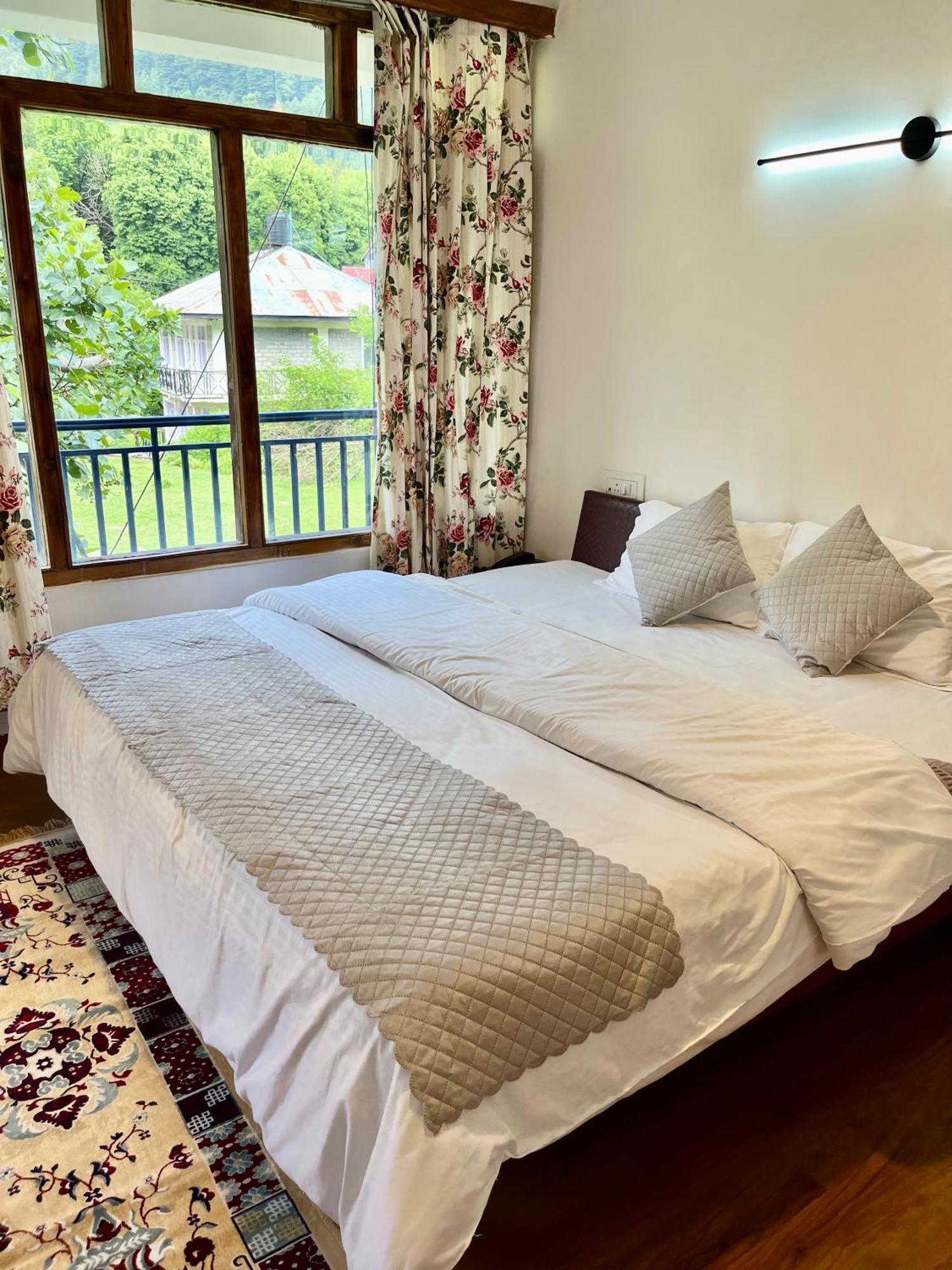 Tourist Hotel 10 Minutes Walking Distance From The Mall Manāli Kültér fotó
