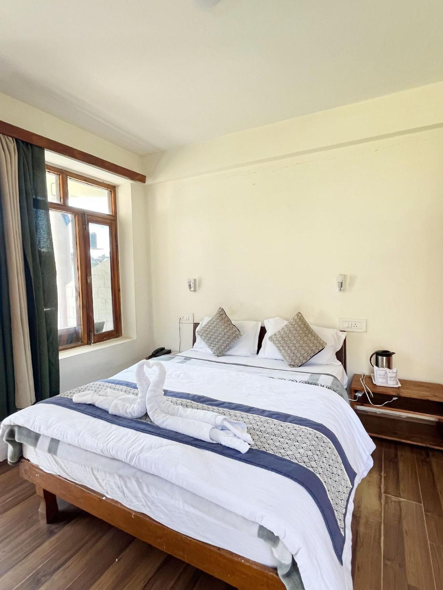 Tourist Hotel 10 Minutes Walking Distance From The Mall Manāli Kültér fotó