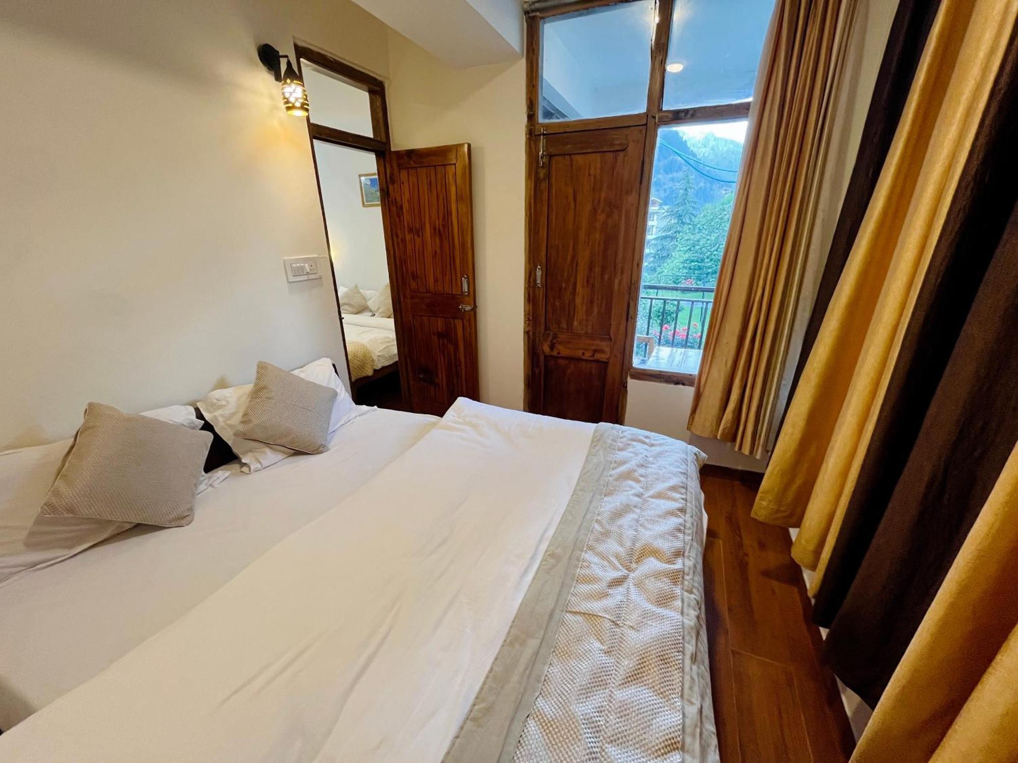 Tourist Hotel 10 Minutes Walking Distance From The Mall Manāli Kültér fotó