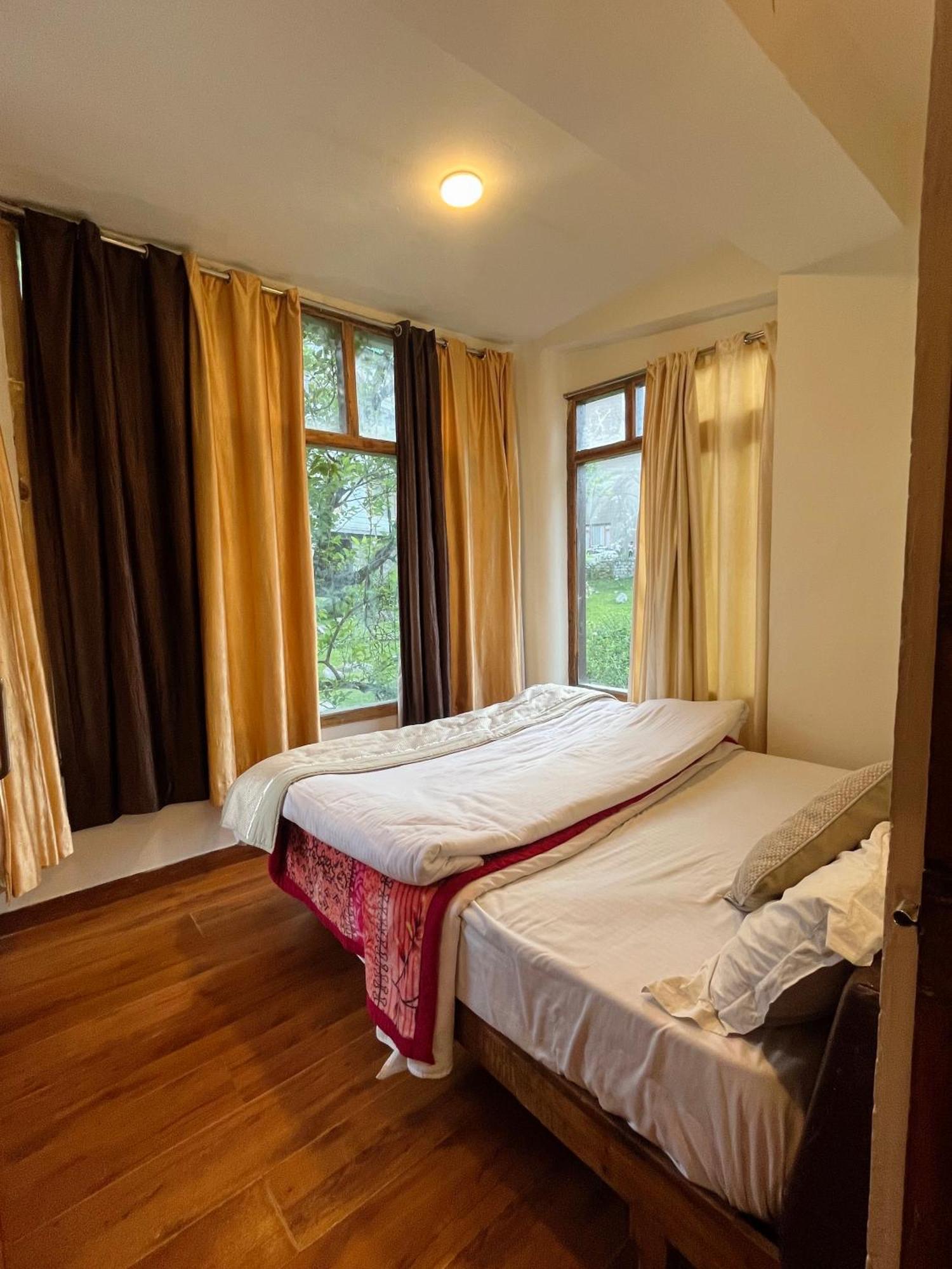 Tourist Hotel 10 Minutes Walking Distance From The Mall Manāli Kültér fotó