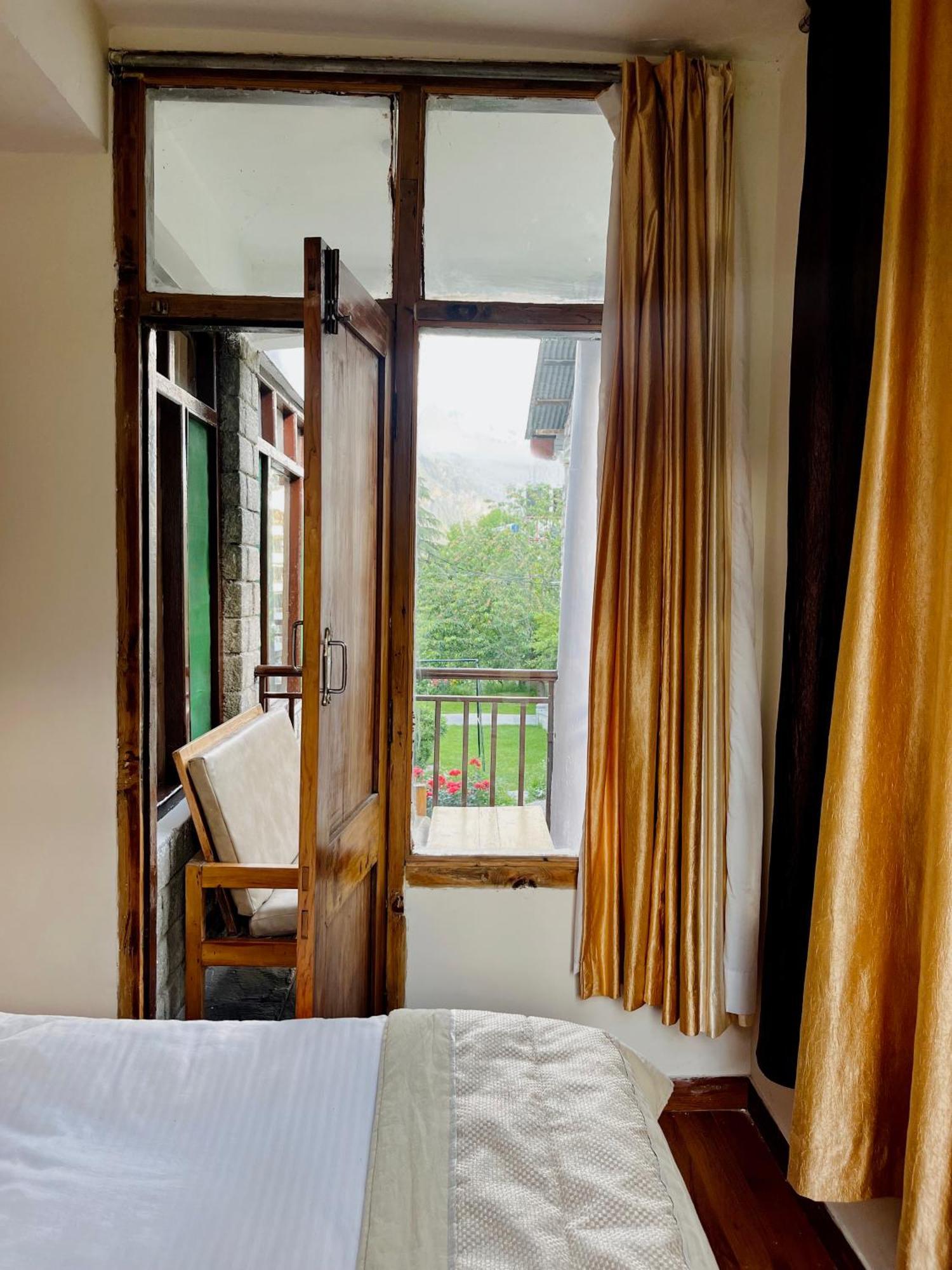 Tourist Hotel 10 Minutes Walking Distance From The Mall Manāli Kültér fotó