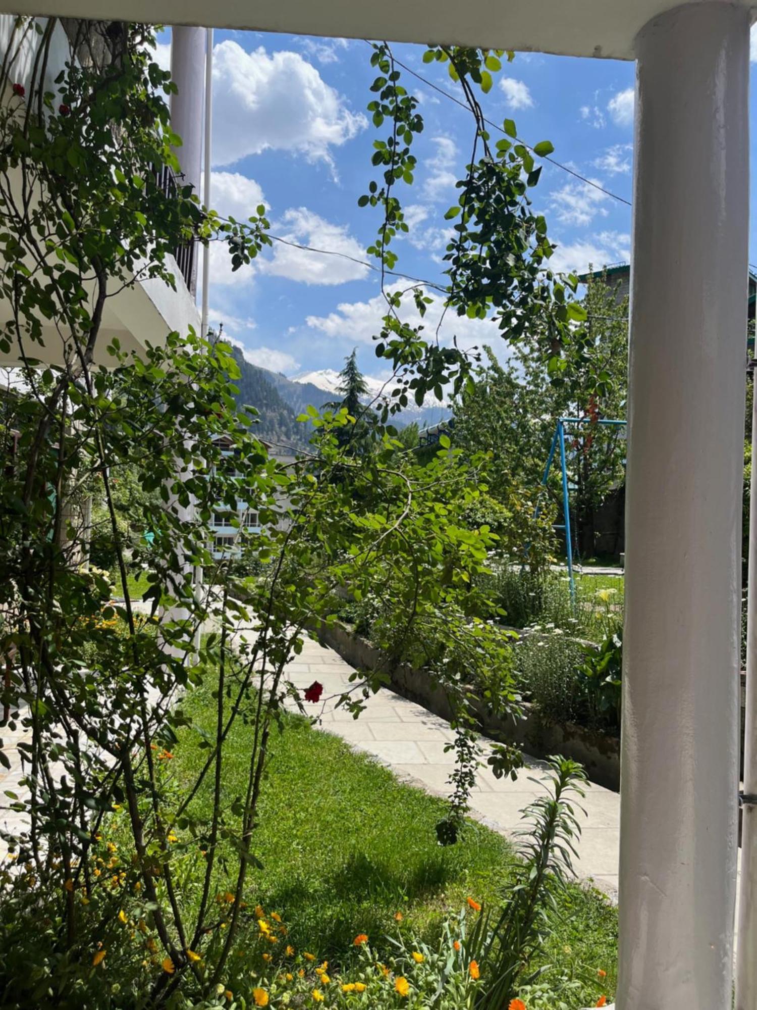 Tourist Hotel 10 Minutes Walking Distance From The Mall Manāli Kültér fotó
