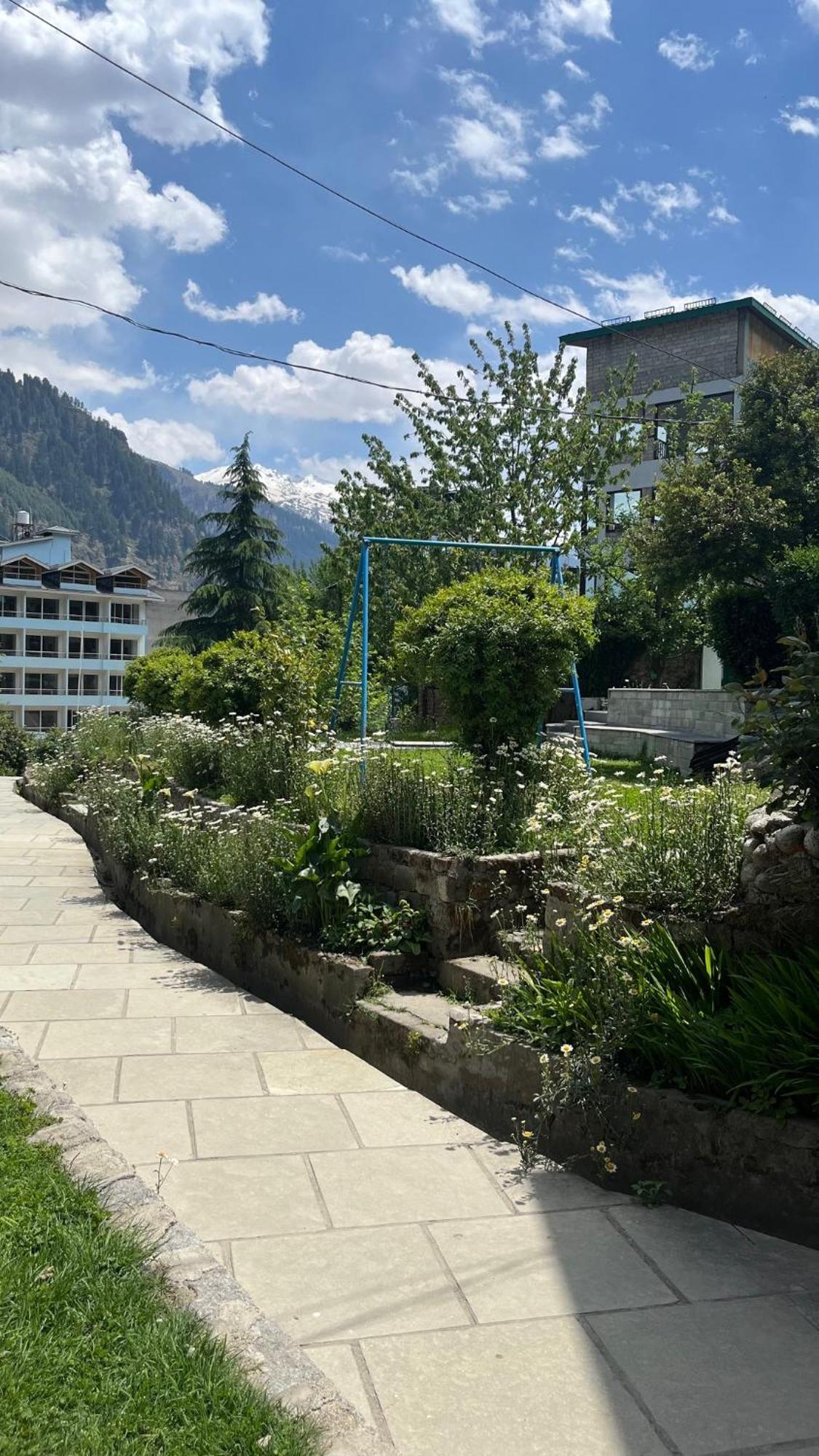 Tourist Hotel 10 Minutes Walking Distance From The Mall Manāli Kültér fotó