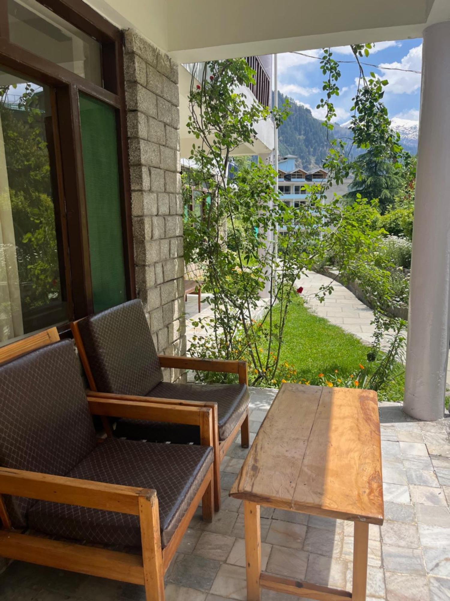 Tourist Hotel 10 Minutes Walking Distance From The Mall Manāli Kültér fotó