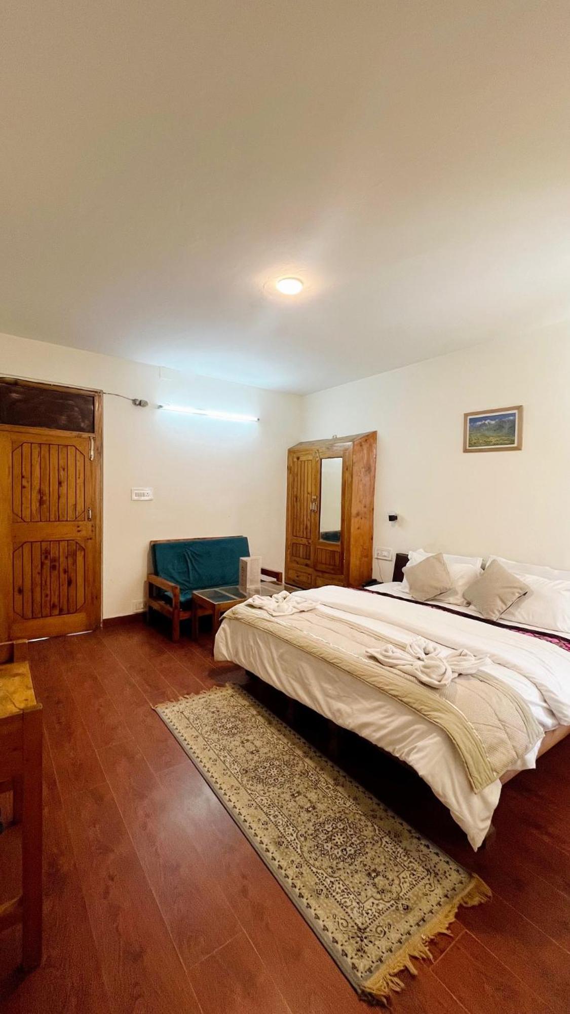 Tourist Hotel 10 Minutes Walking Distance From The Mall Manāli Kültér fotó