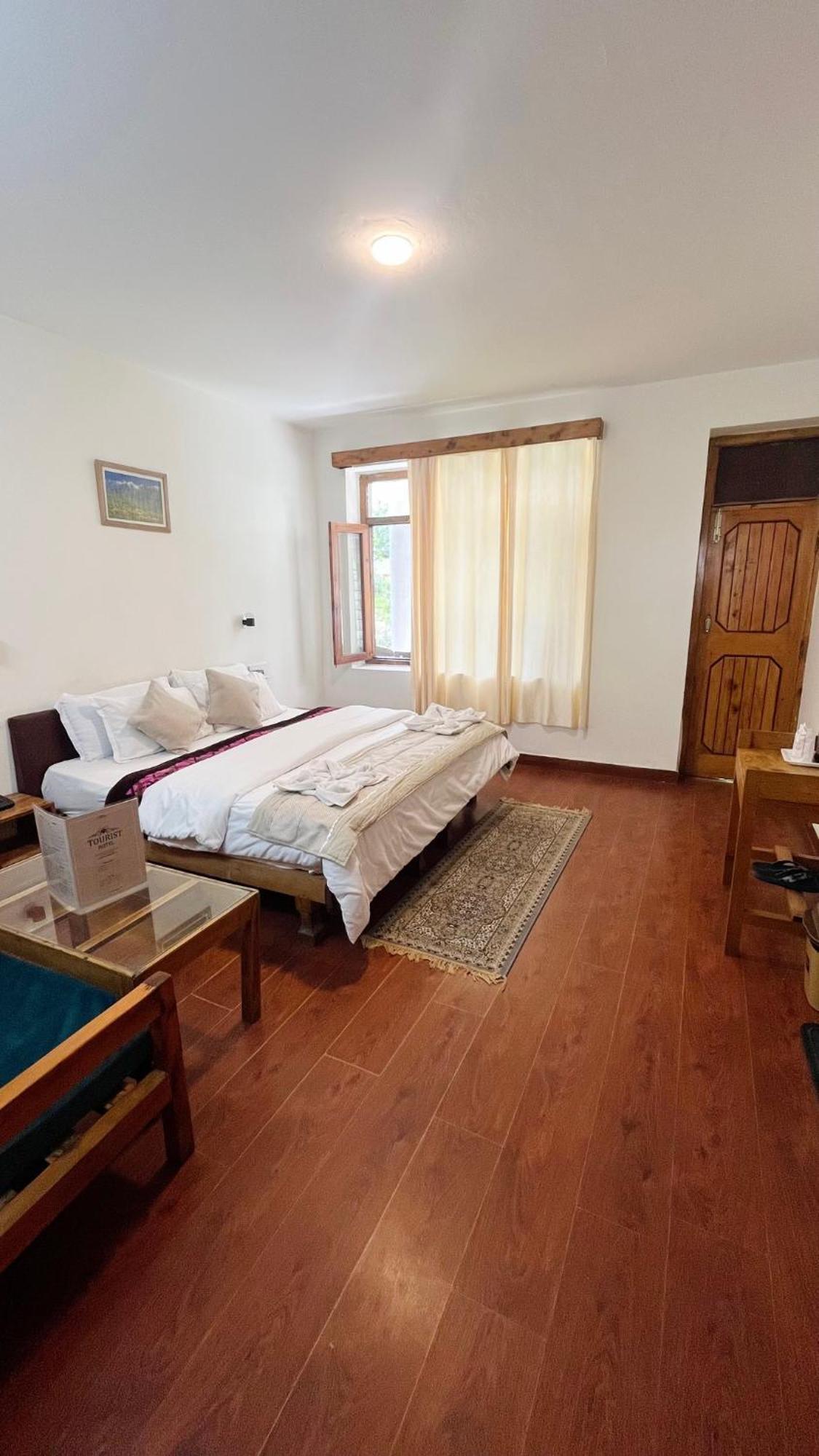 Tourist Hotel 10 Minutes Walking Distance From The Mall Manāli Kültér fotó