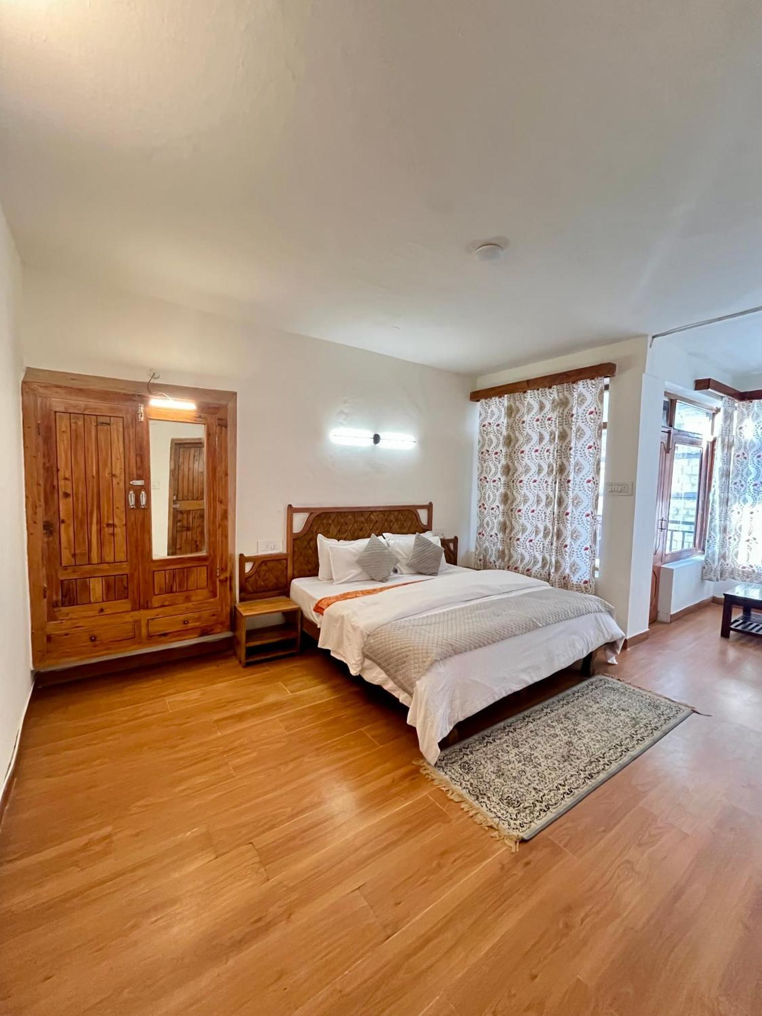 Tourist Hotel 10 Minutes Walking Distance From The Mall Manāli Kültér fotó