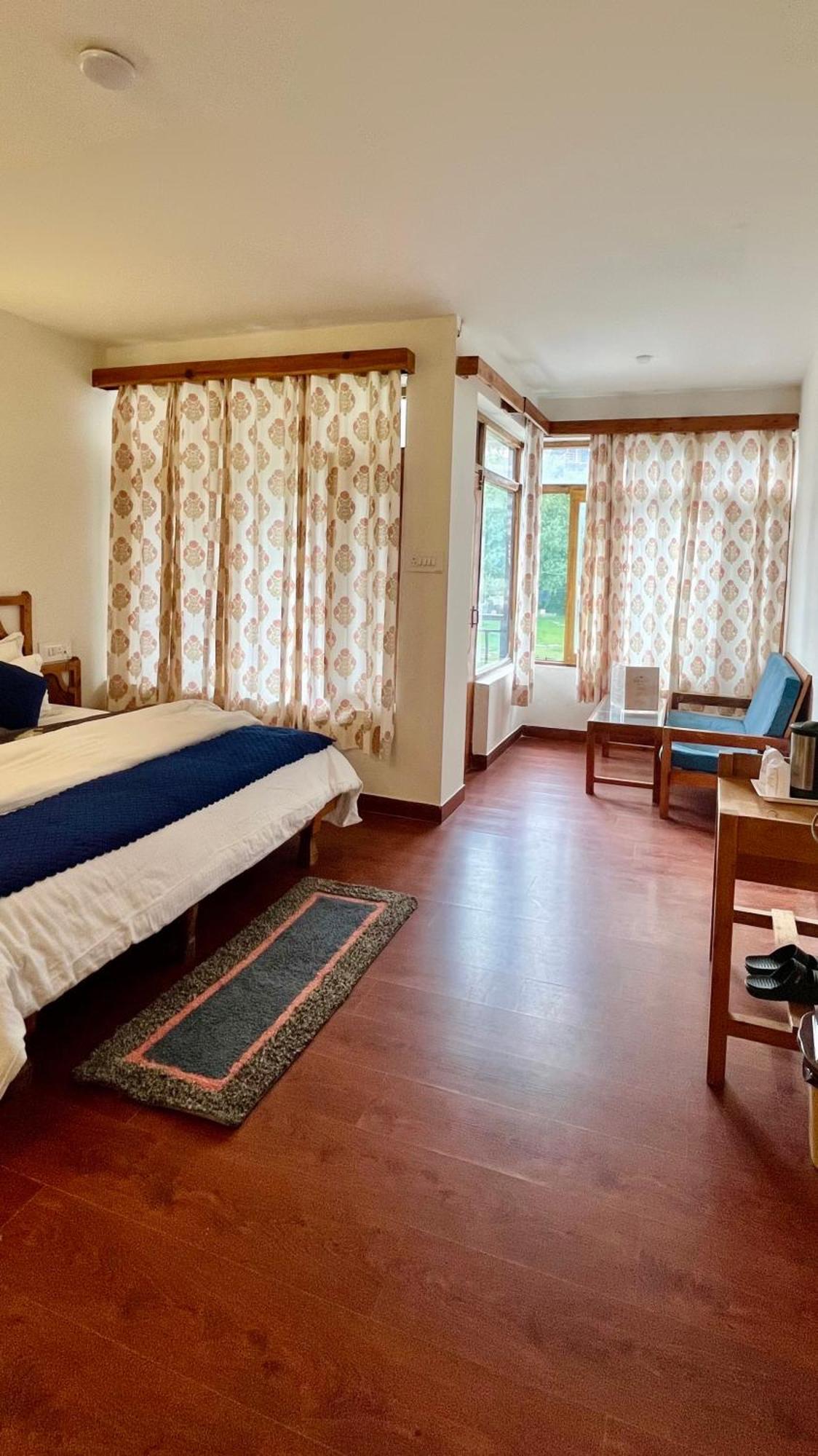 Tourist Hotel 10 Minutes Walking Distance From The Mall Manāli Kültér fotó