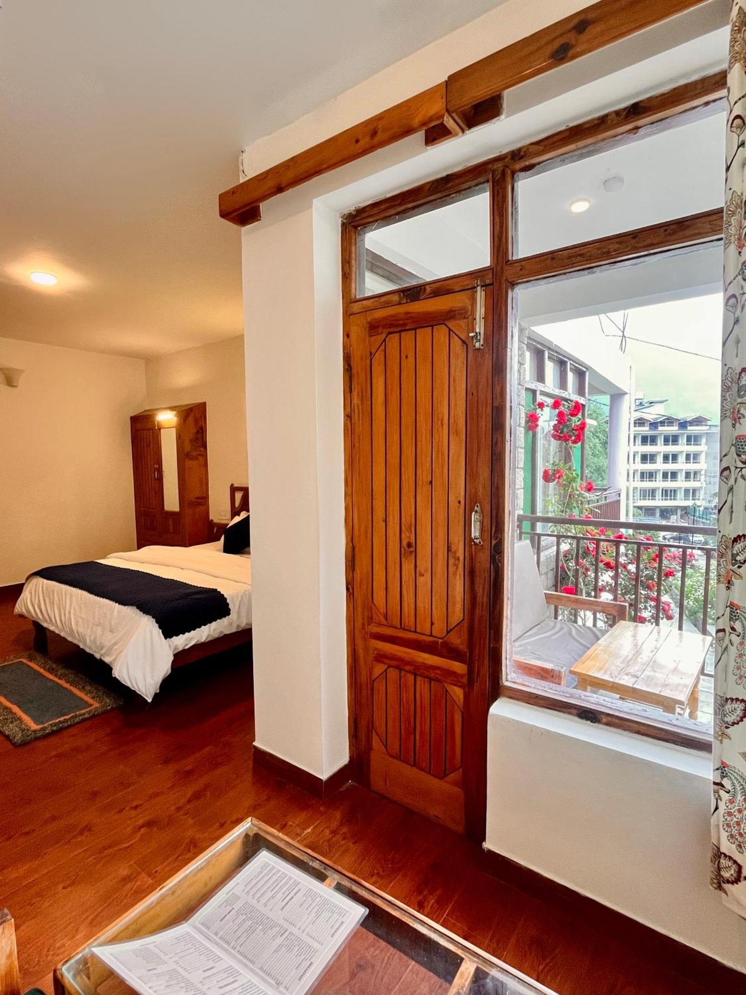 Tourist Hotel 10 Minutes Walking Distance From The Mall Manāli Kültér fotó