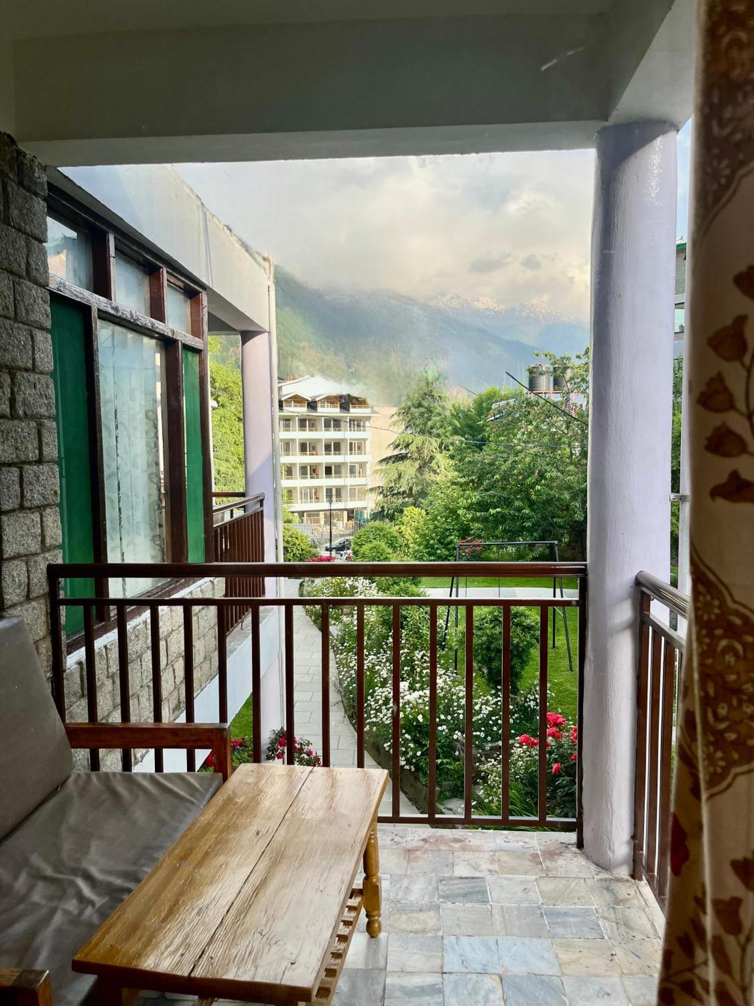 Tourist Hotel 10 Minutes Walking Distance From The Mall Manāli Kültér fotó