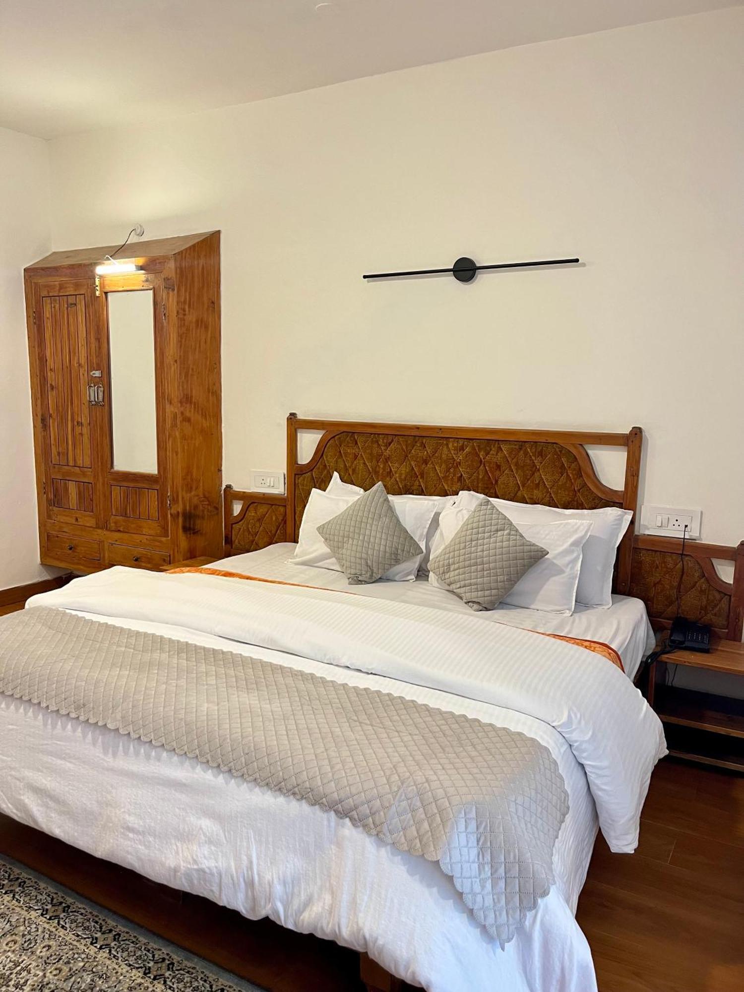 Tourist Hotel 10 Minutes Walking Distance From The Mall Manāli Kültér fotó