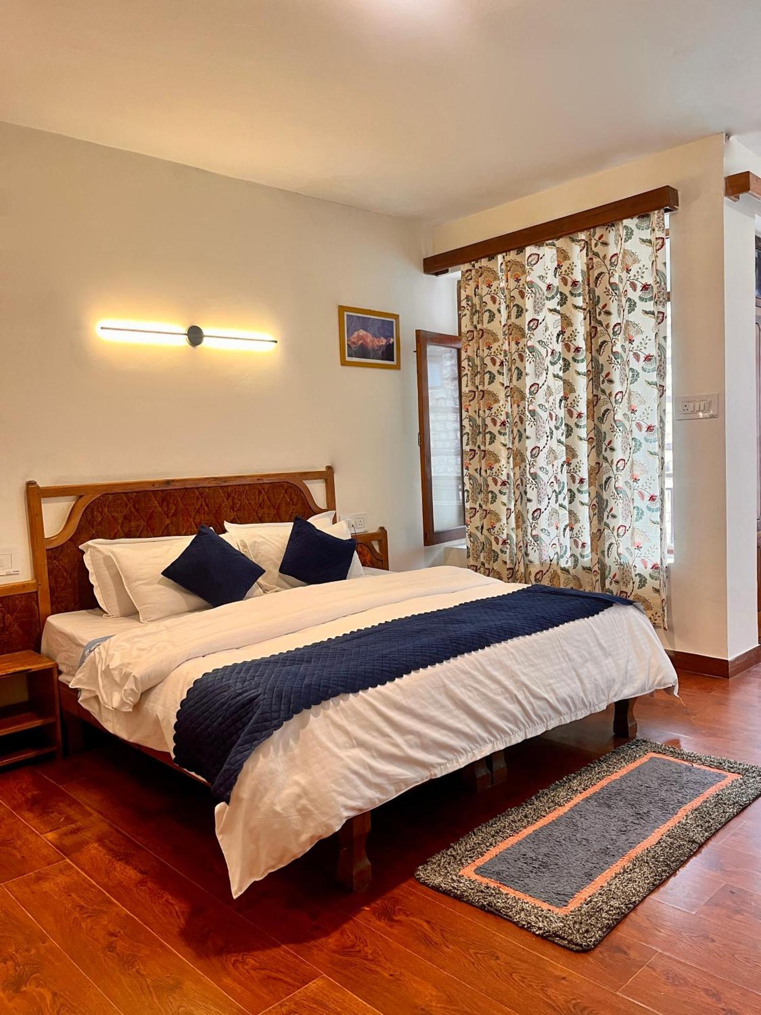 Tourist Hotel 10 Minutes Walking Distance From The Mall Manāli Kültér fotó
