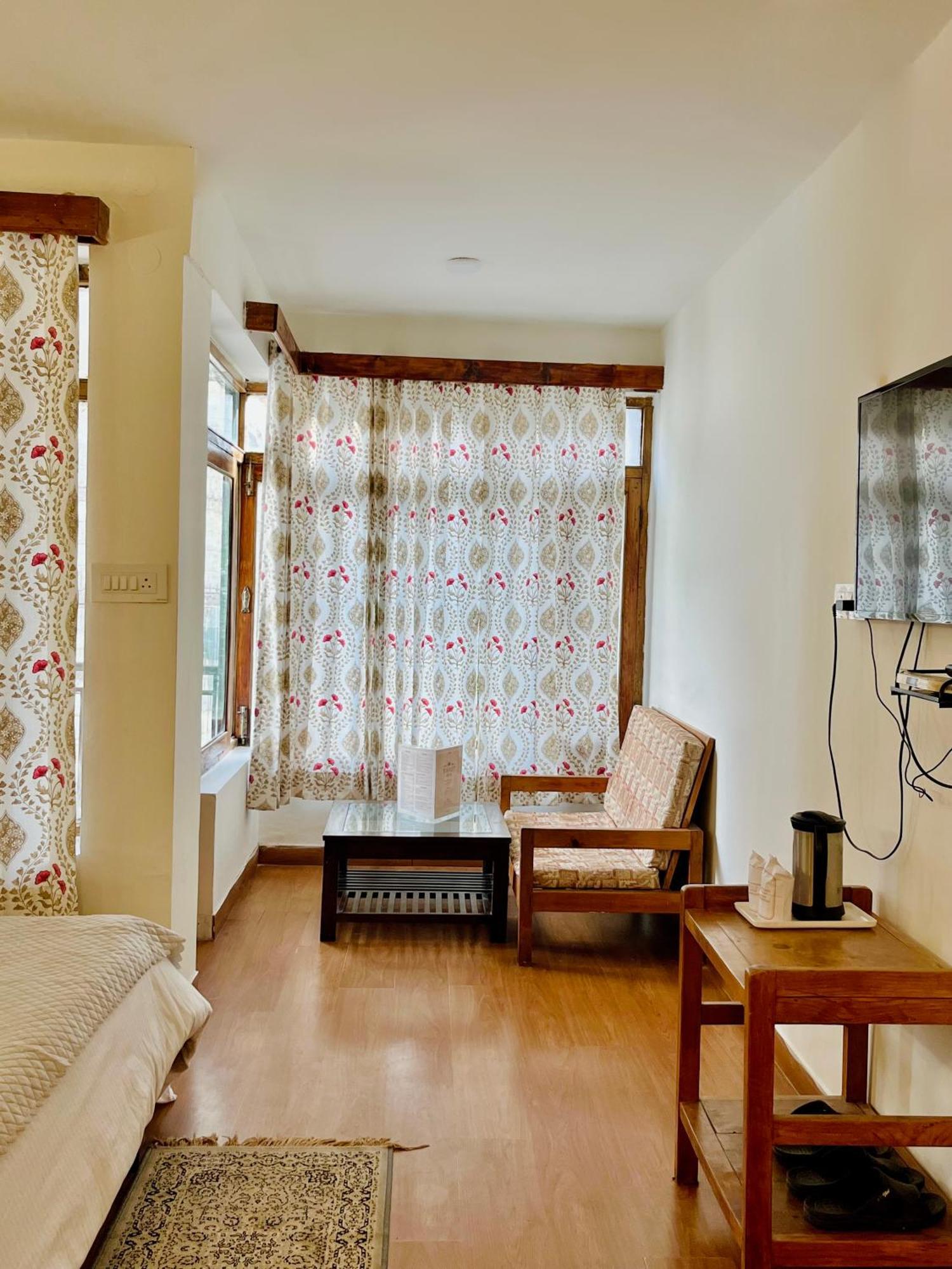 Tourist Hotel 10 Minutes Walking Distance From The Mall Manāli Kültér fotó