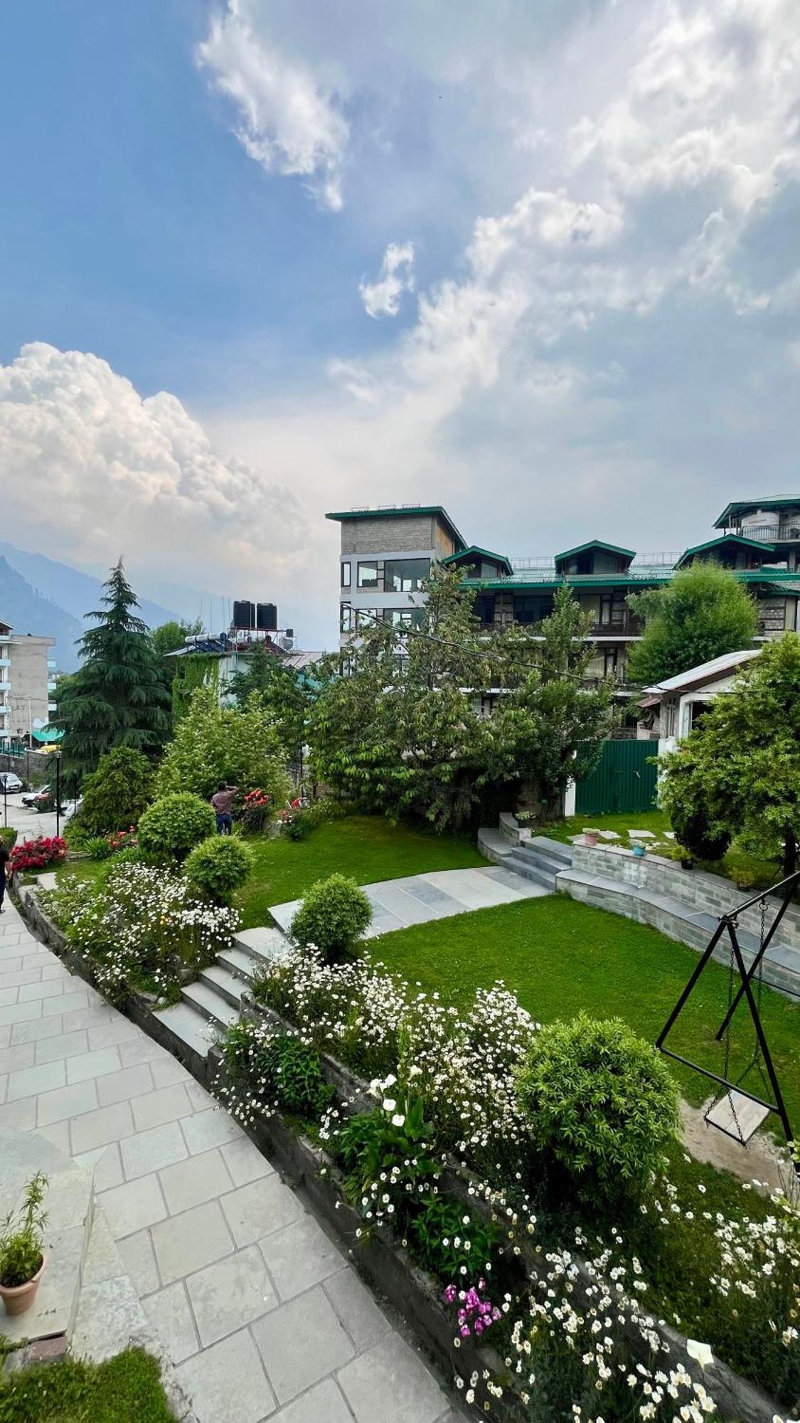 Tourist Hotel 10 Minutes Walking Distance From The Mall Manāli Kültér fotó