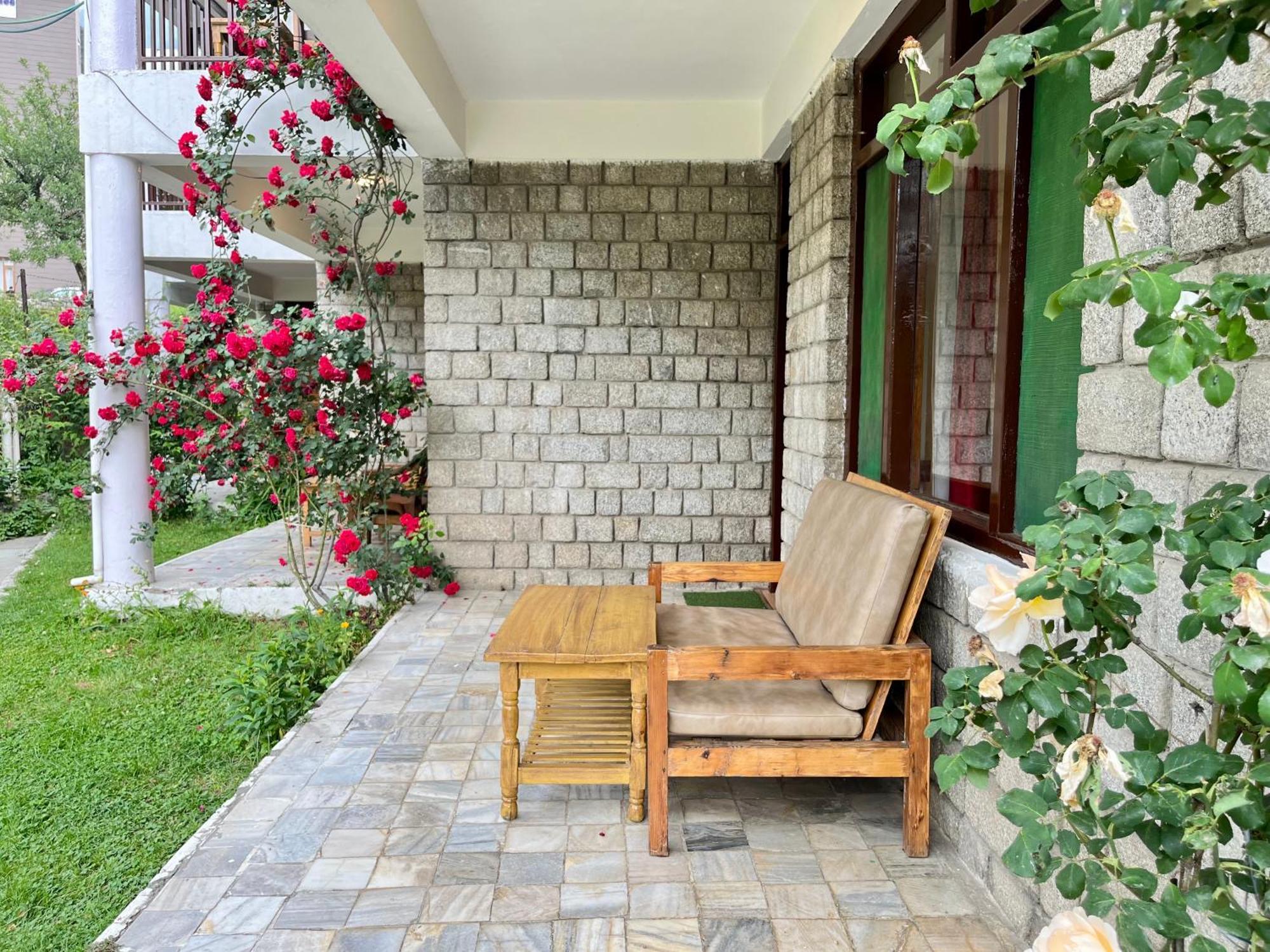 Tourist Hotel 10 Minutes Walking Distance From The Mall Manāli Kültér fotó
