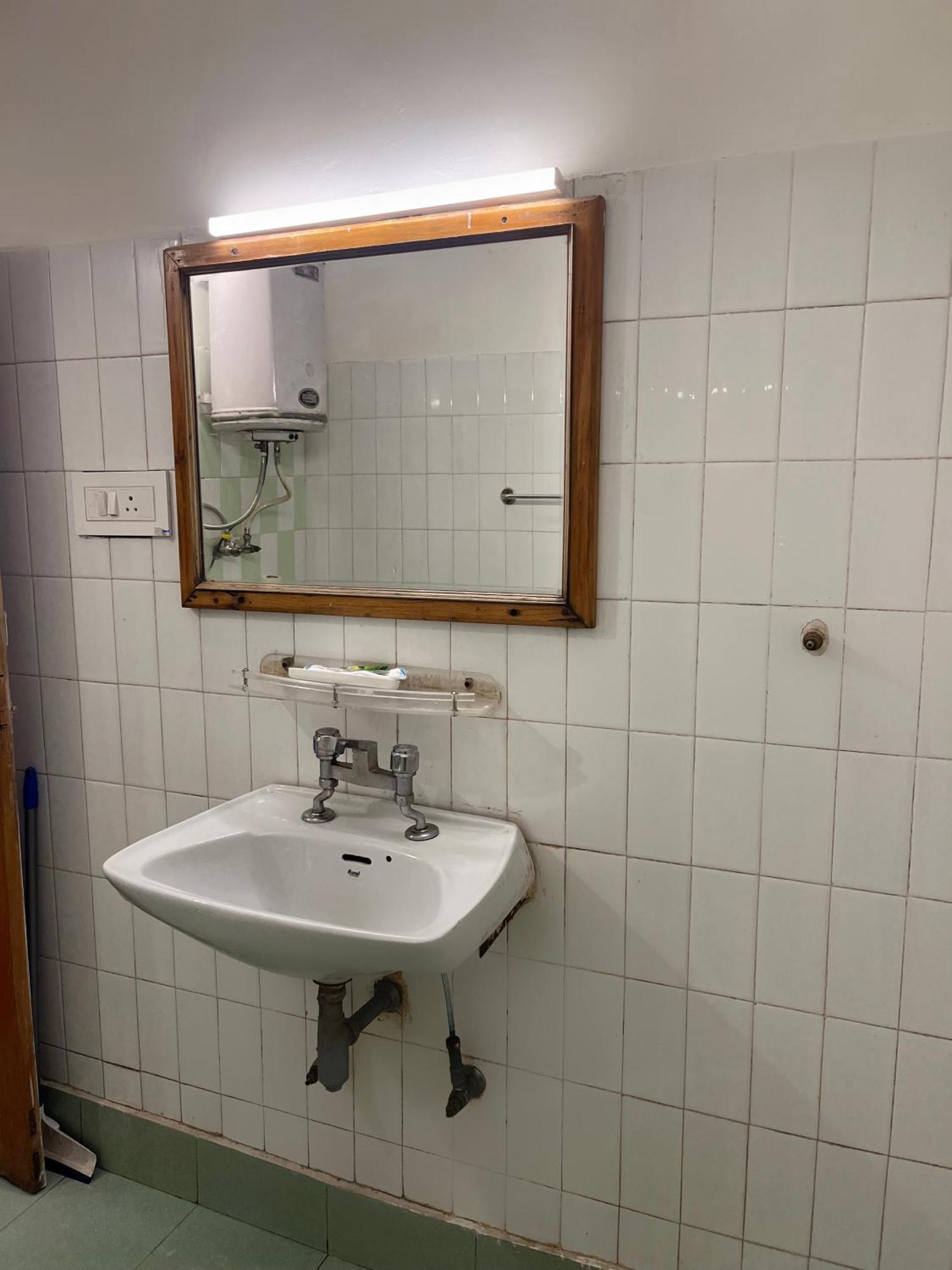 Tourist Hotel 10 Minutes Walking Distance From The Mall Manāli Kültér fotó