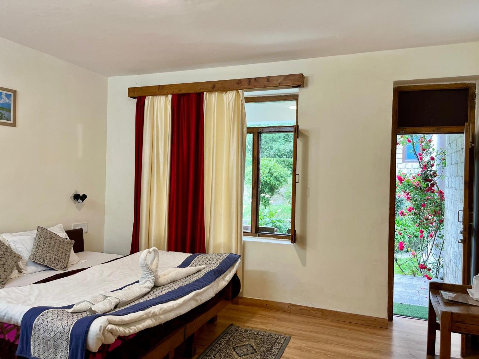 Tourist Hotel 10 Minutes Walking Distance From The Mall Manāli Kültér fotó