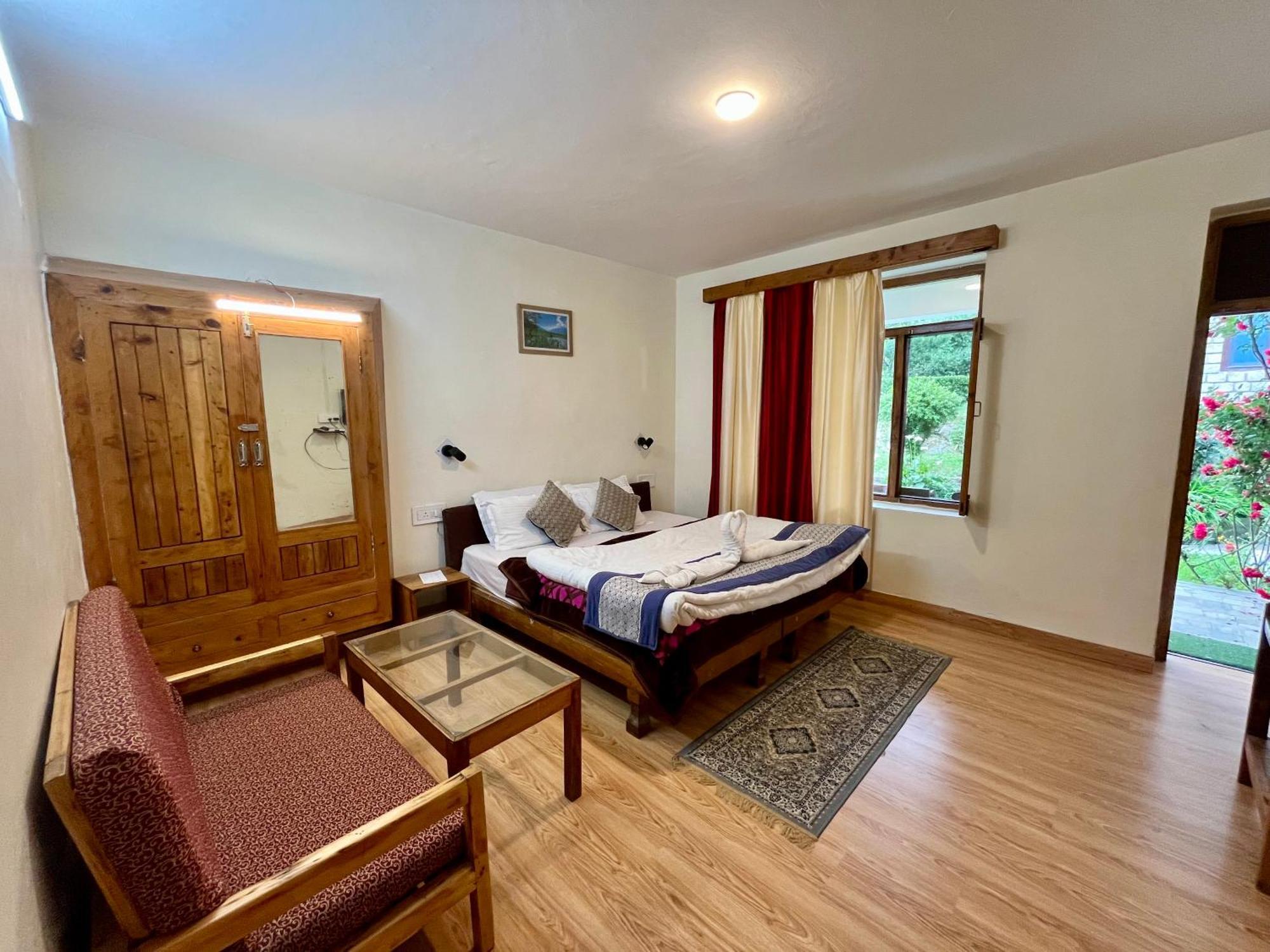 Tourist Hotel 10 Minutes Walking Distance From The Mall Manāli Kültér fotó